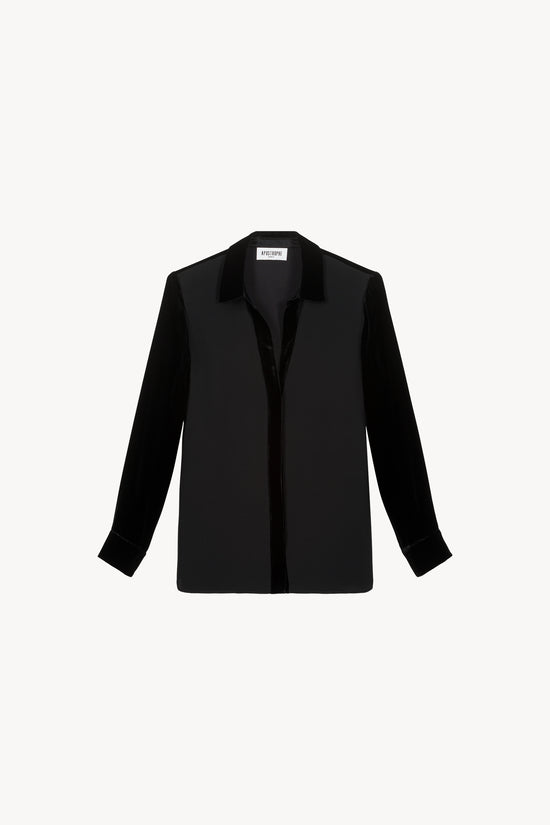 Chemise bi-matière en soie lourde et velours. Boutonnière invisible. Détails soie et velours aux bords. Fermeture poignets boutonnée.