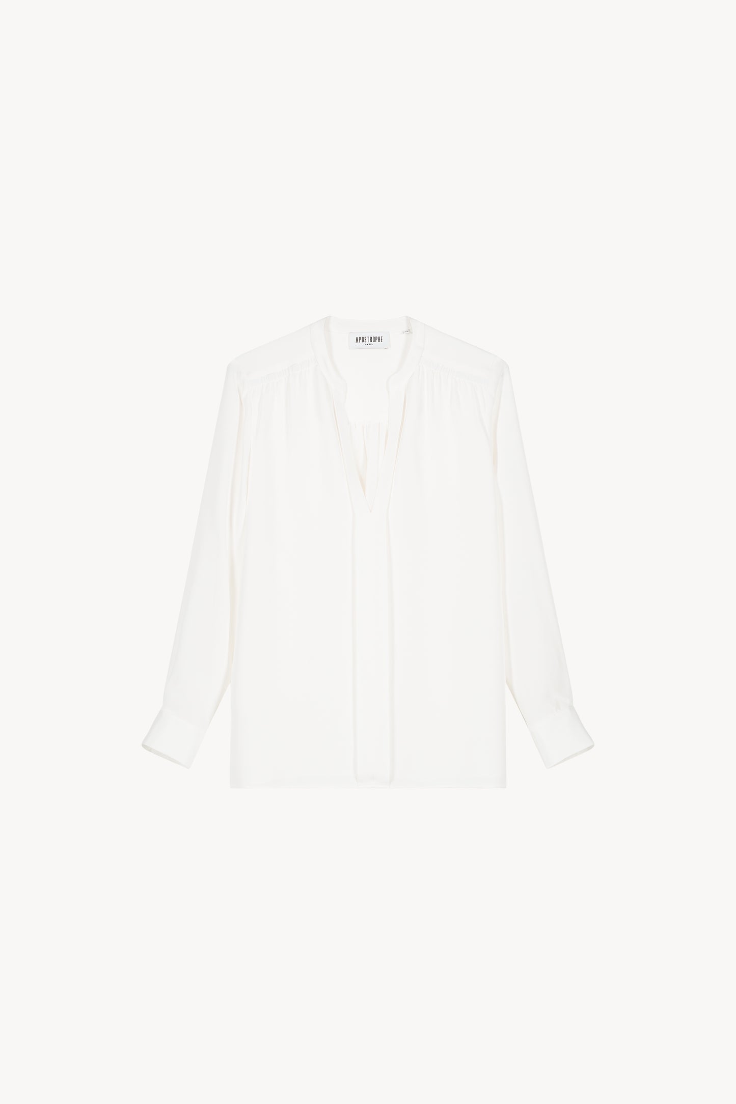 Chemise satinée à col ouvert. Patte de boutonnage dissimulée. Poignets fermés par deux boutons.