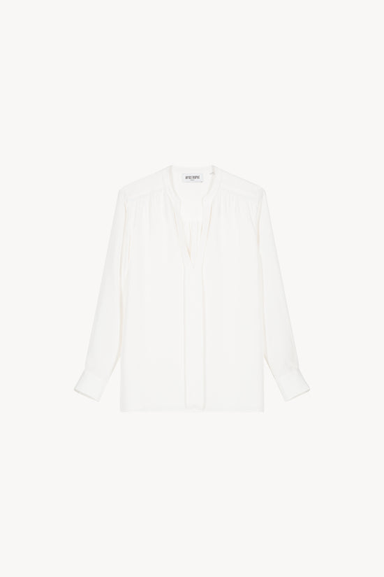 Chemise satinée à col ouvert. Patte de boutonnage dissimulée. Poignets fermés par deux boutons.