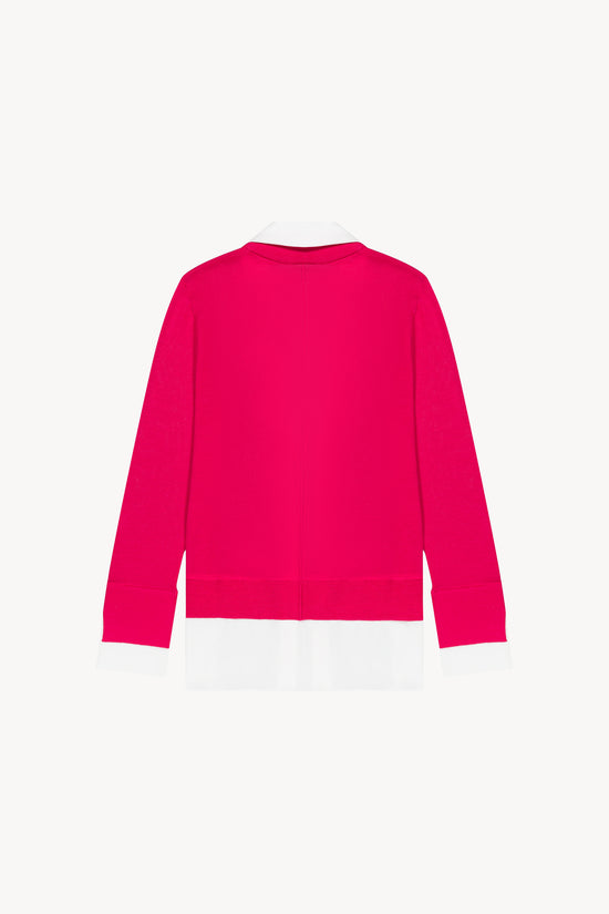 Gilet en laine framboise doté de finitions côtelées au col, bas et poignets.