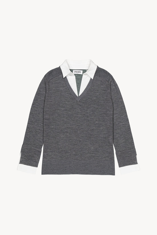 Pull gris col chemise intégré. Détails lurex aux épaules et au col. Fentes latérales. 