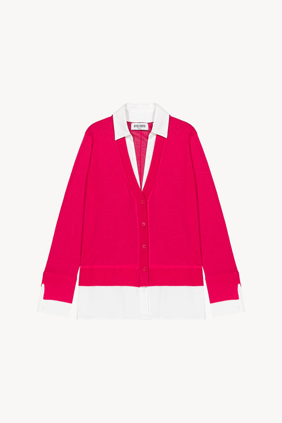 Gilet en laine framboise à coupe droite avec un col chemise en trompe-l'œil en popeline de coton.
