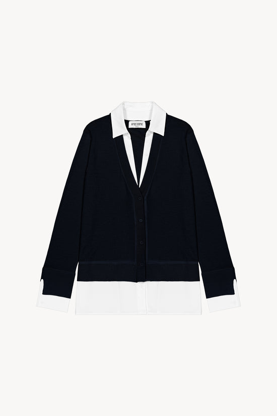 Gilet en laine marine à coupe droite. Col chemise en trompe-l'œil en popeline de coton. Finitions côtelées au col, bas et poignets.
