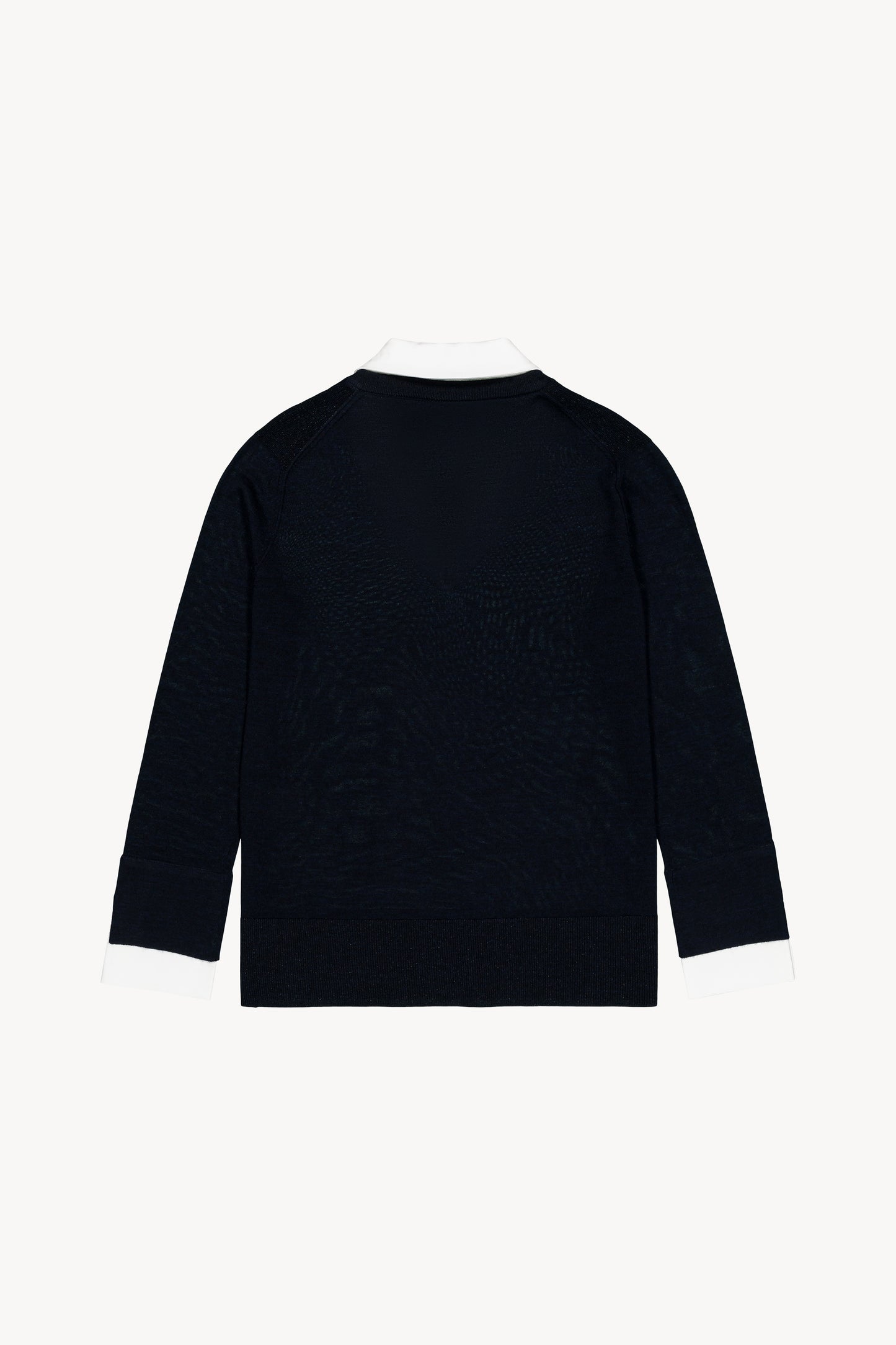 Maille superposé Col chemise en popeline. Incrustations lurex aux épaules. Finitions fendues sur les côtés.