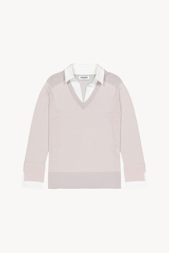 Pull col chemise intégré. Détails lurex aux épaules et au col. Fentes latérales. 