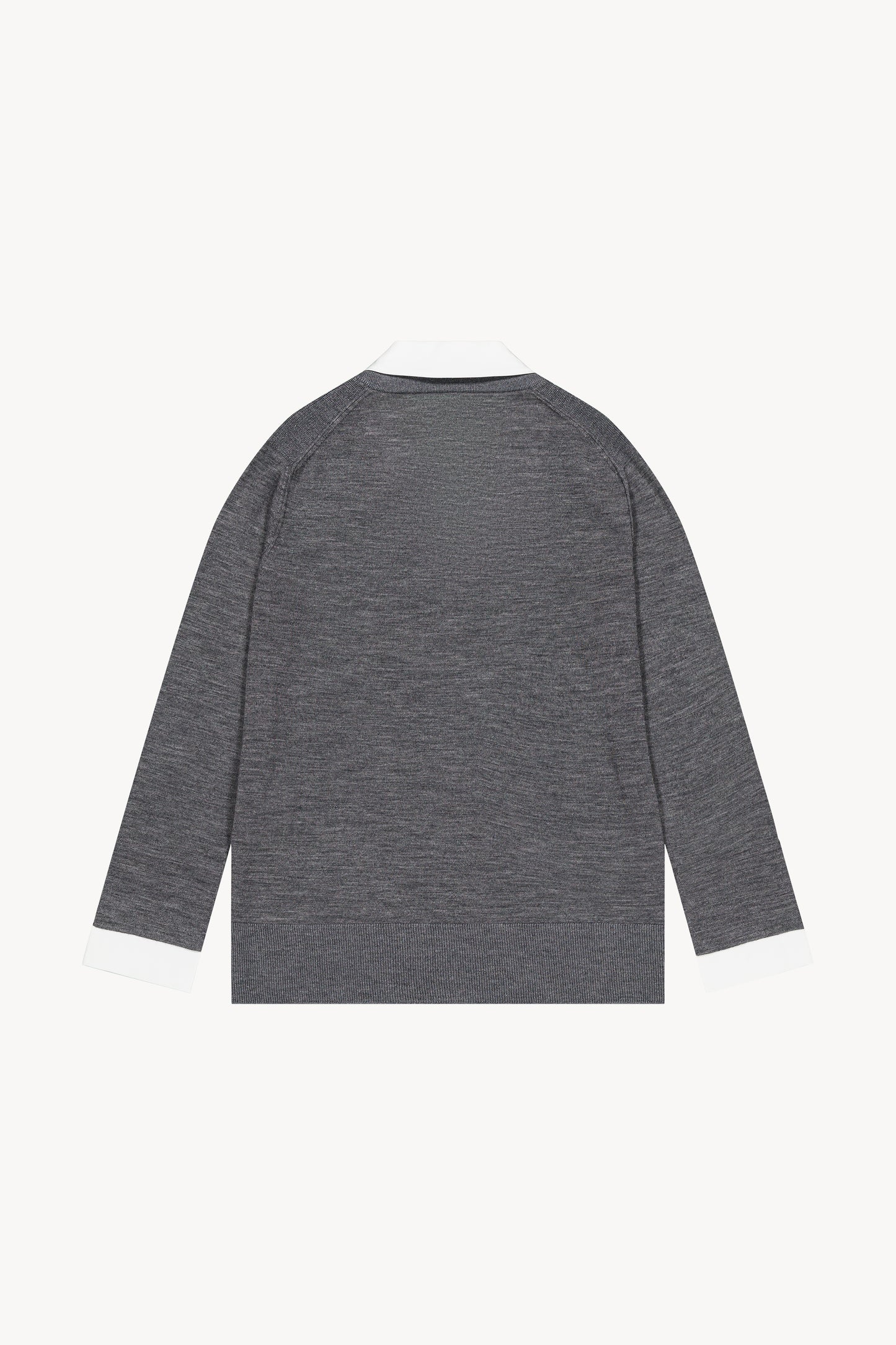Pull gris superposé sur une chemise en col chemise contrasté en popeline avec lurex discret sur col et épaules.