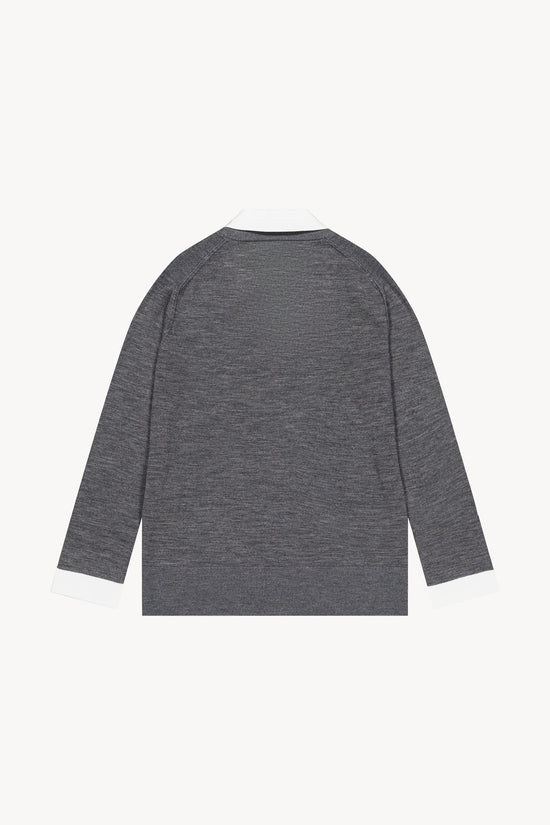 Pull gris superposé sur une chemise en col chemise contrasté en popeline avec lurex discret sur col et épaules.