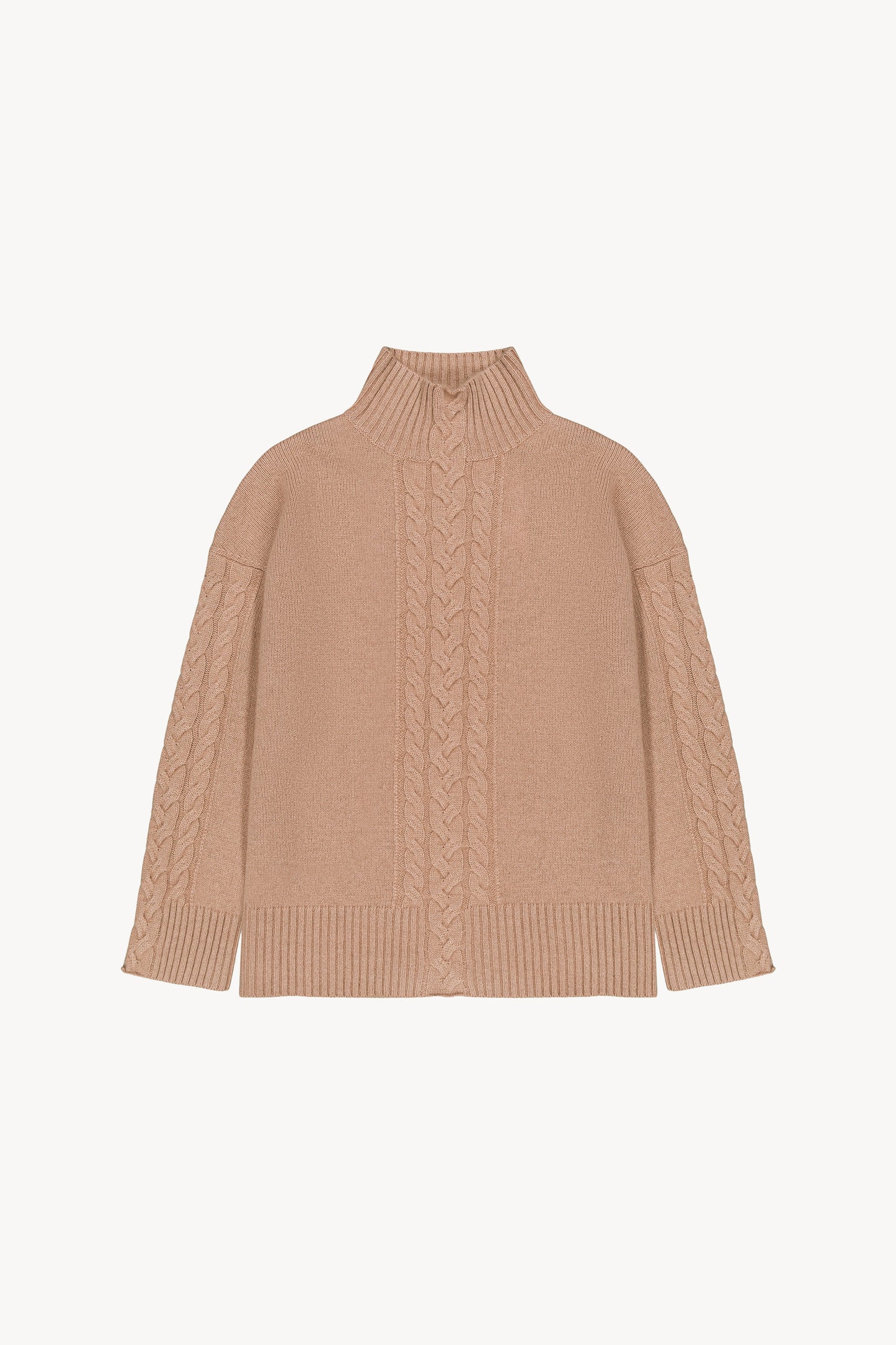 Pull camel possède un col montant, des fentes latérales et des détails soignés . 