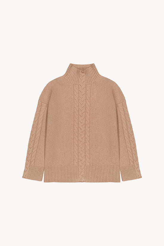 Pull camel possède un col montant, des fentes latérales et des détails soignés . 