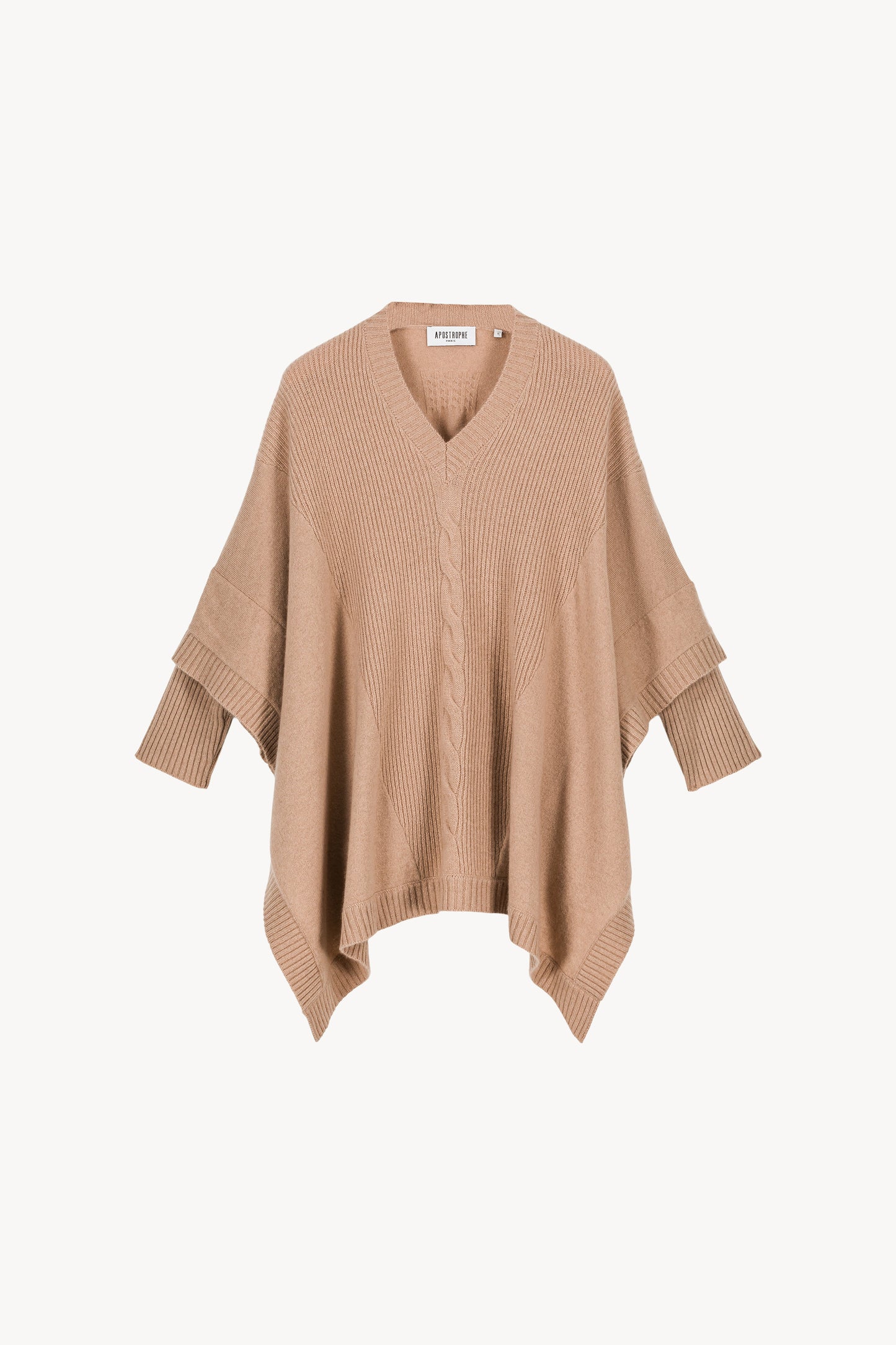 Pull en cachemire camel Apostrophe avec manches chauve-souris et tressage délicat sur le devant, vue de face.
