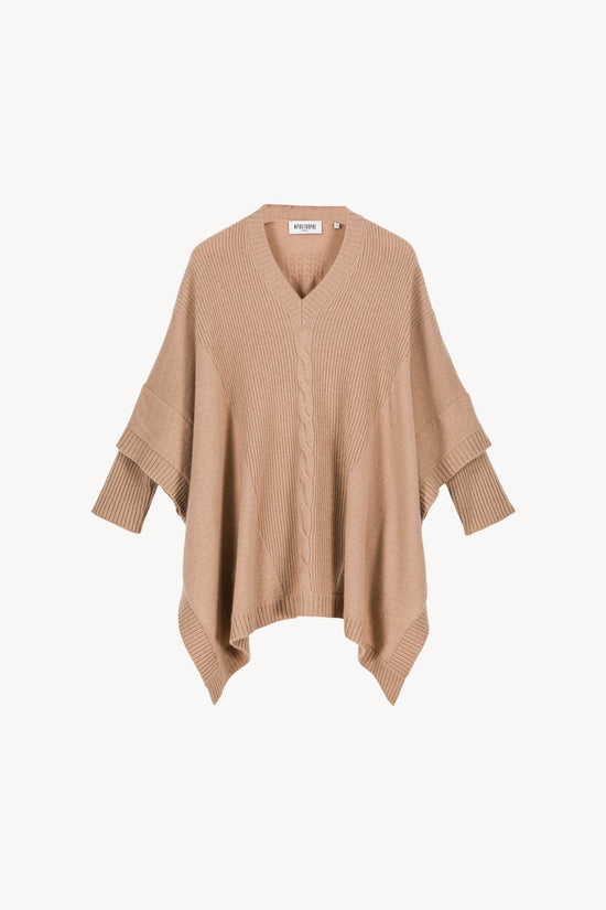 Pull en cachemire camel Apostrophe avec manches chauve-souris et tressage délicat sur le devant, vue de face.