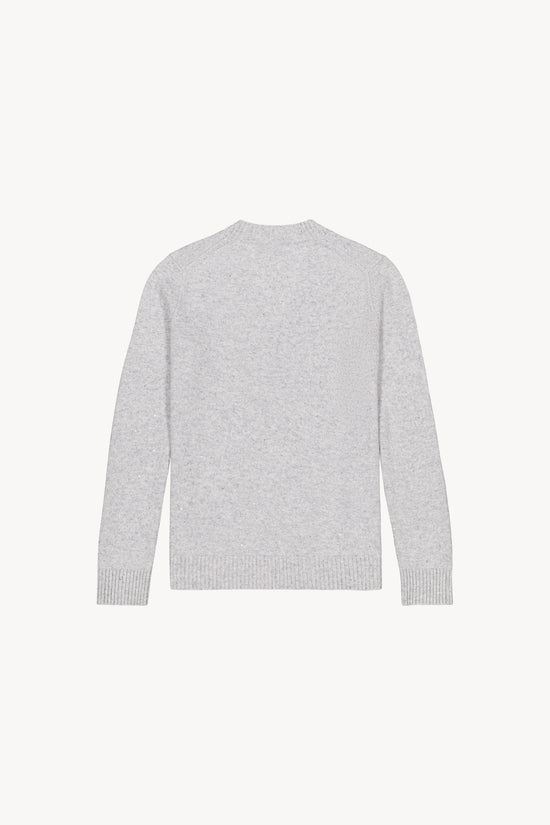 Ce pull col V gris pâle ,les détails sur le col, les poignets et le bas du pull. 