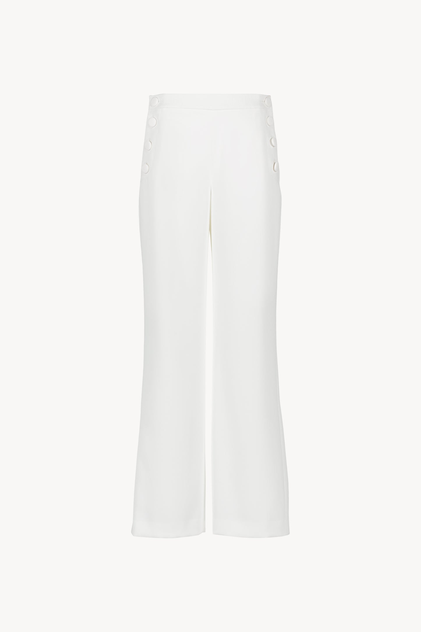 Pantalon blanc .Coupe évasée allongeant la silhouette. Fermeture latérale sophistiquée