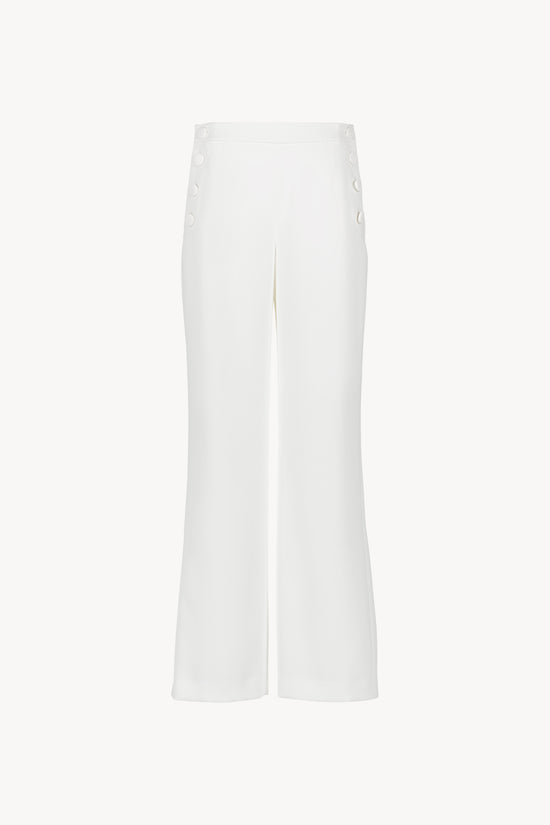 Pantalon blanc .Coupe évasée allongeant la silhouette. Fermeture latérale sophistiquée