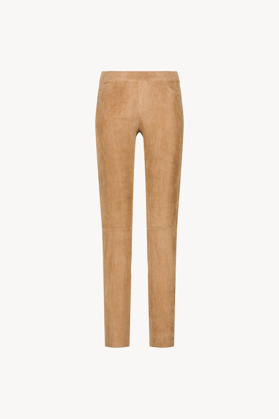 Pantalon en daim beige, coupe ajustée et fausses poches avant et arrière.
