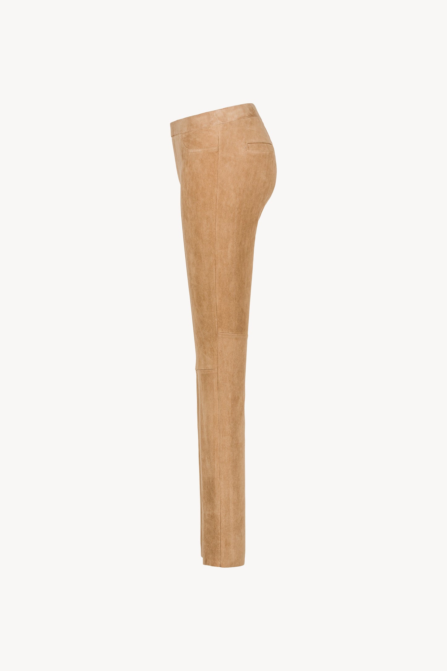 Pantalon en daim beige ajusté avec poches décoratives et taille élastique. 