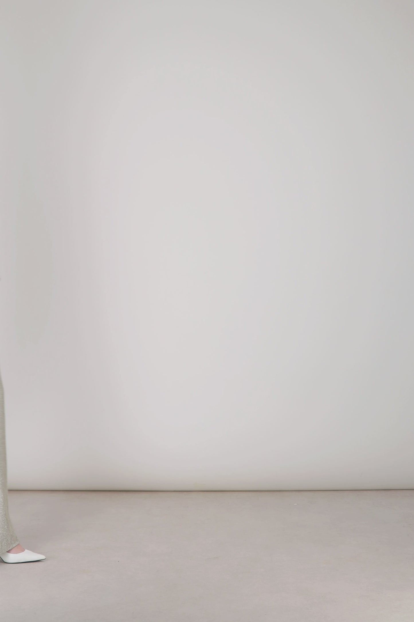 Texture lumineuse du jersey lamé argent captant la lumière.