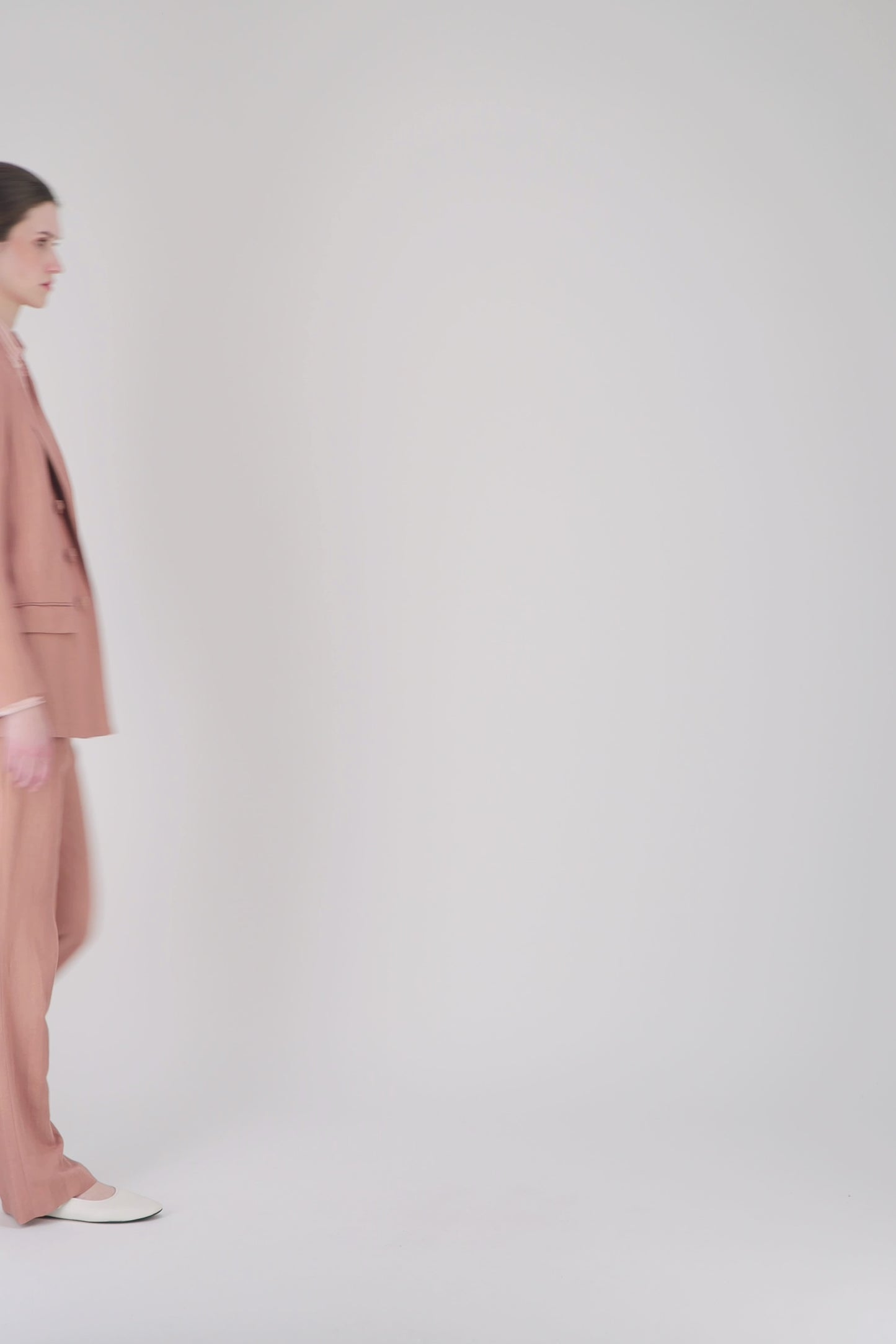 Pantalon rose ancien style tailleur avec coupe droite et finition épurée.