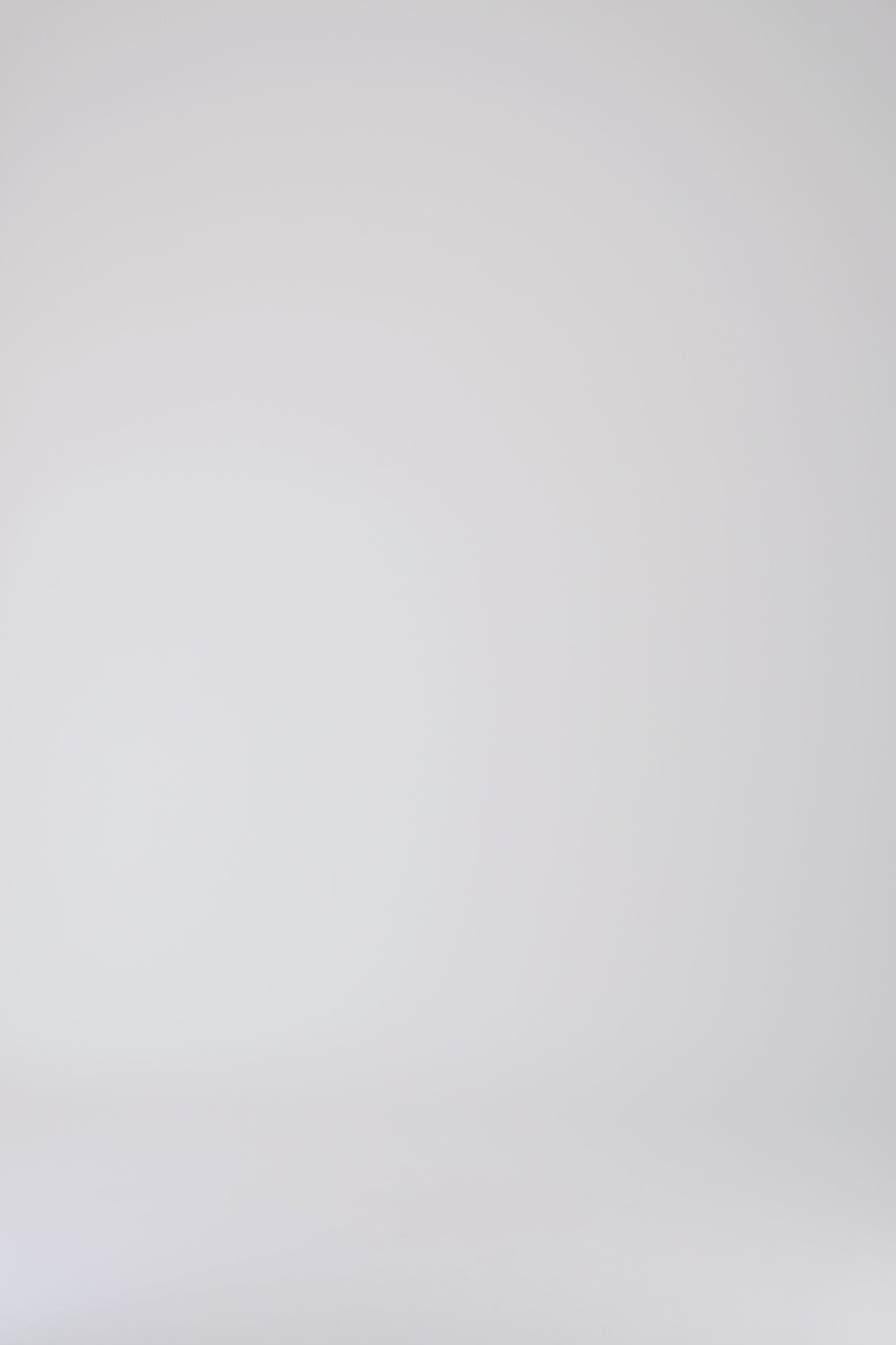 Détail du cordon de serrage sur pantalon droit blanc cassé à taille élastiquée.