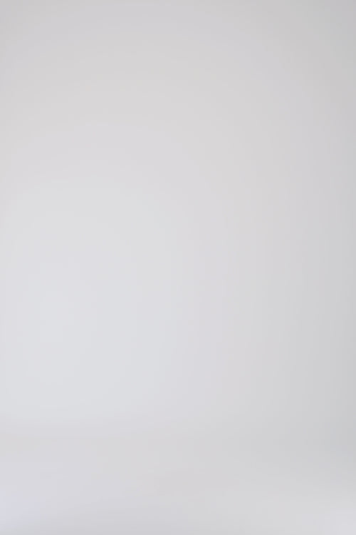 Détail du cordon de serrage sur pantalon droit blanc cassé à taille élastiquée.