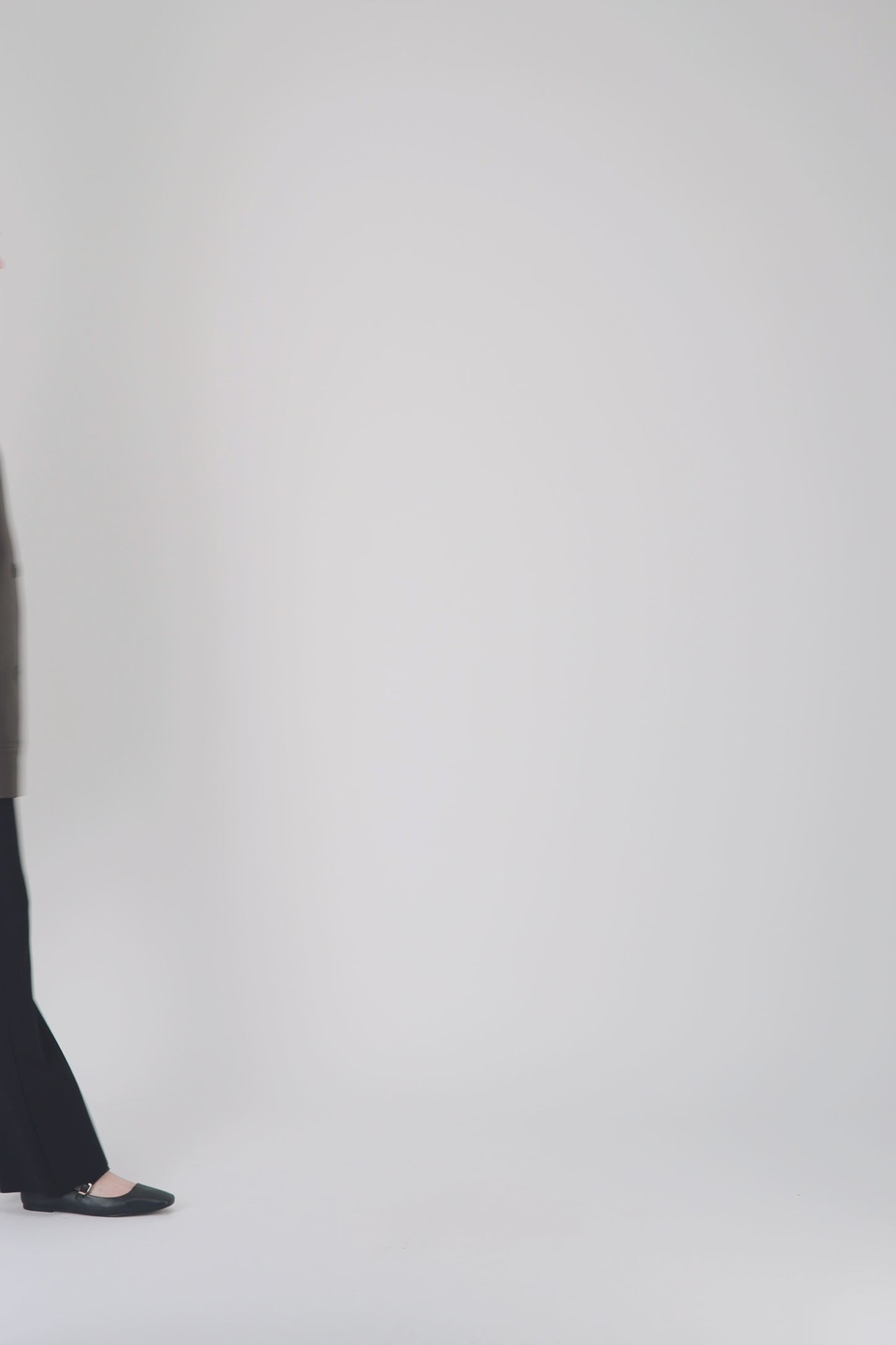 Veste droite en cuir marron avec poches discrètes et finitions surpiquées.