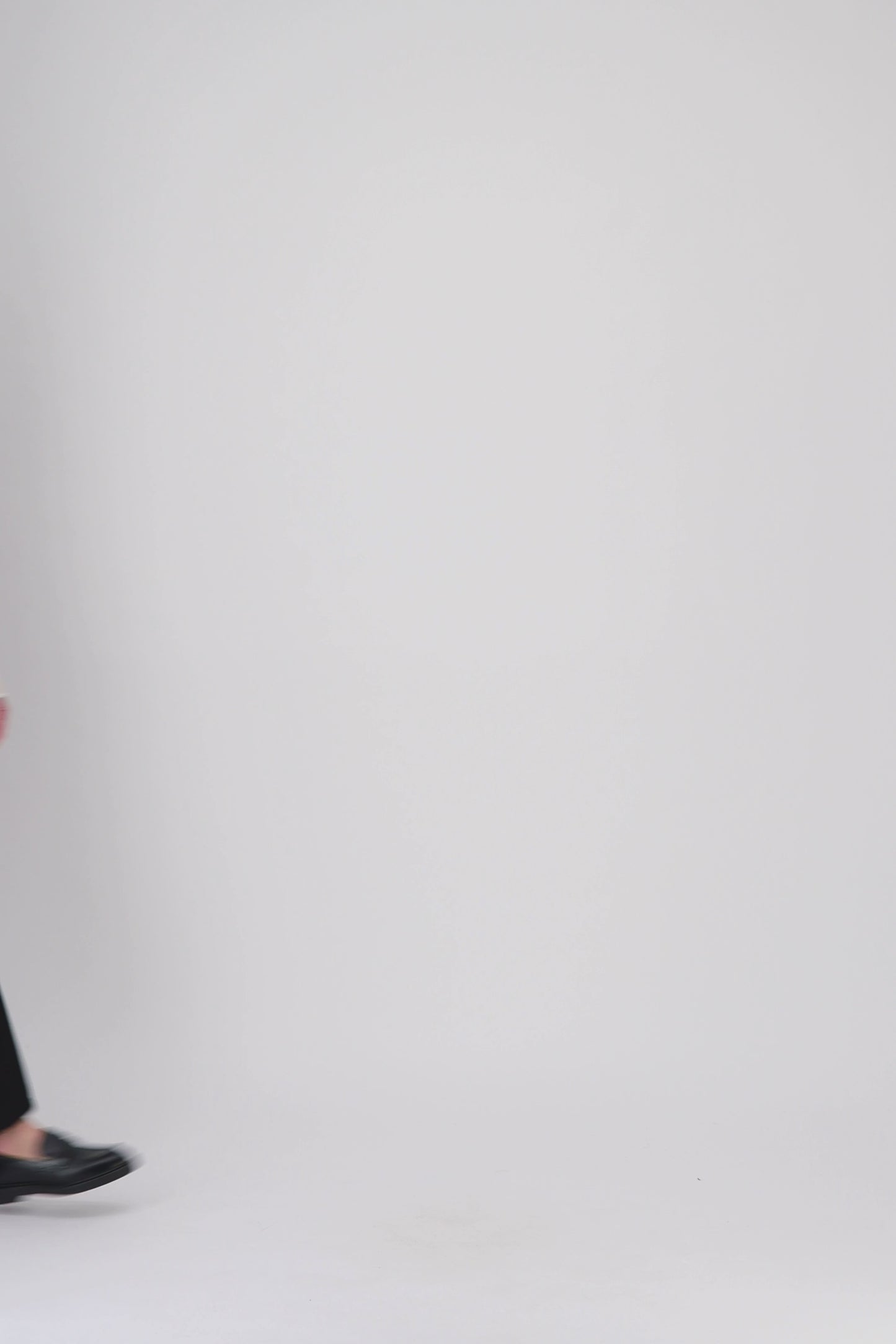 Un jean noir droit, élégant et fonctionnel, avec rivets métalliques et finitions soignées pour un style raffiné.