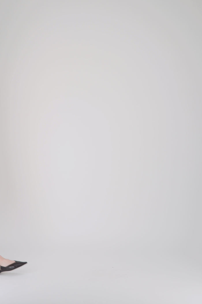 Robe midi beige en daim perforé avec coupe droite et ceinture assortie.