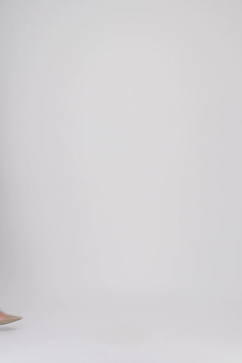 Détail du tissu laine et cachemire sur la chemise taupe moyen.