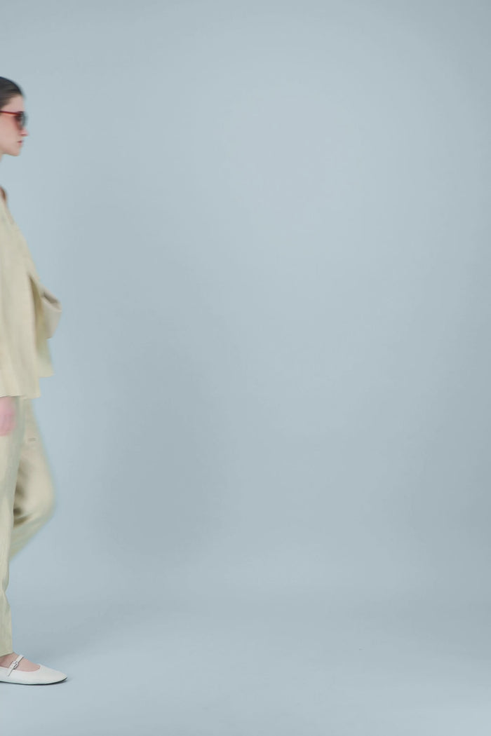 Top fluide jaune clair sans manches en matière texturée, coupe droite.