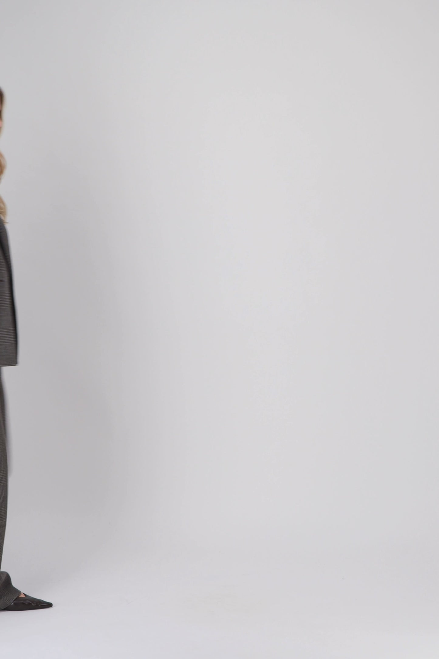 Détail du motif tartan sur le pantalon droit ébène.