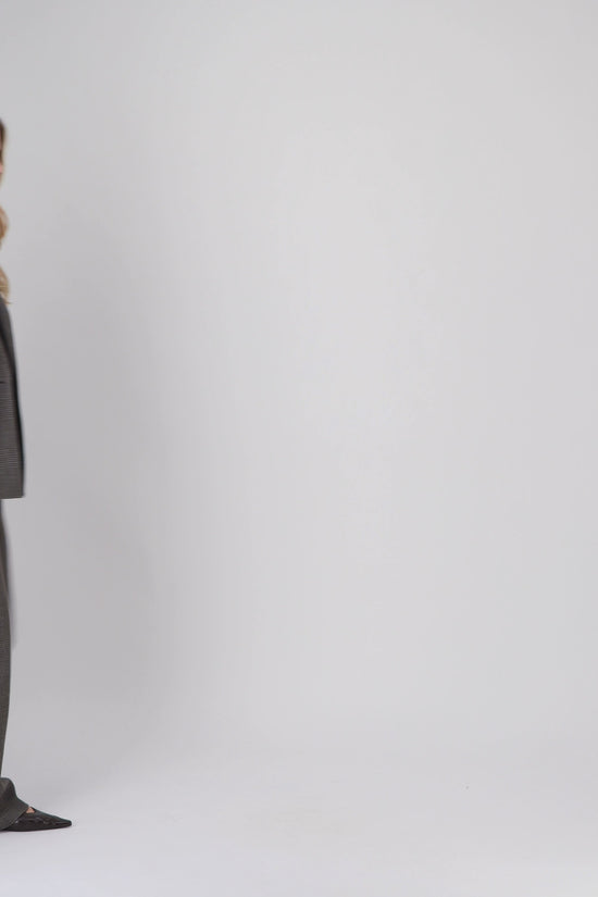 Détail du motif tartan sur le pantalon droit ébène.