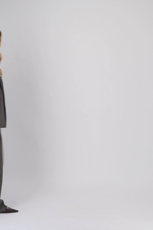 Détail du motif tartan sur le pantalon droit ébène.