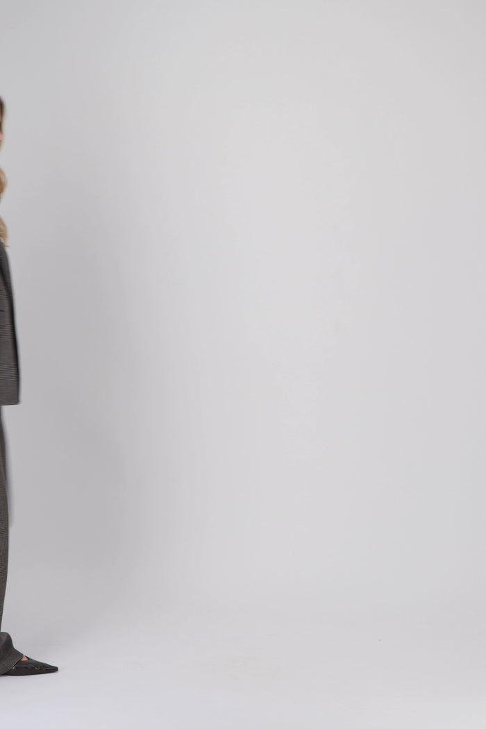 Détail du motif tartan sur le pantalon droit ébène.