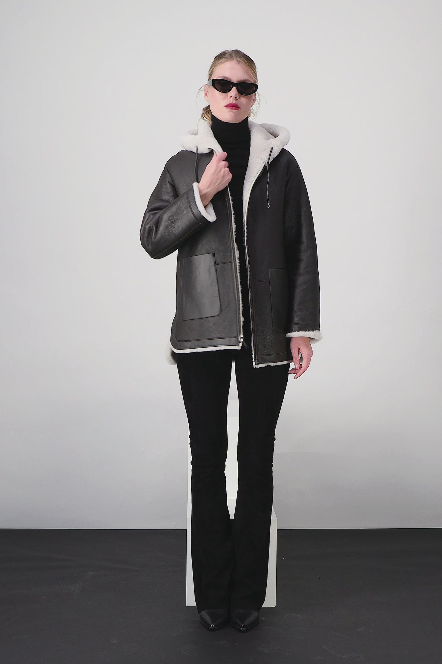 Un manteau court en fourrure ébène 