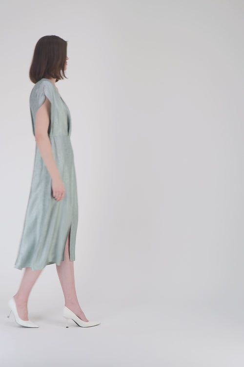 Robe longue sauge à texture brillante avec col V et taille ceinturée.