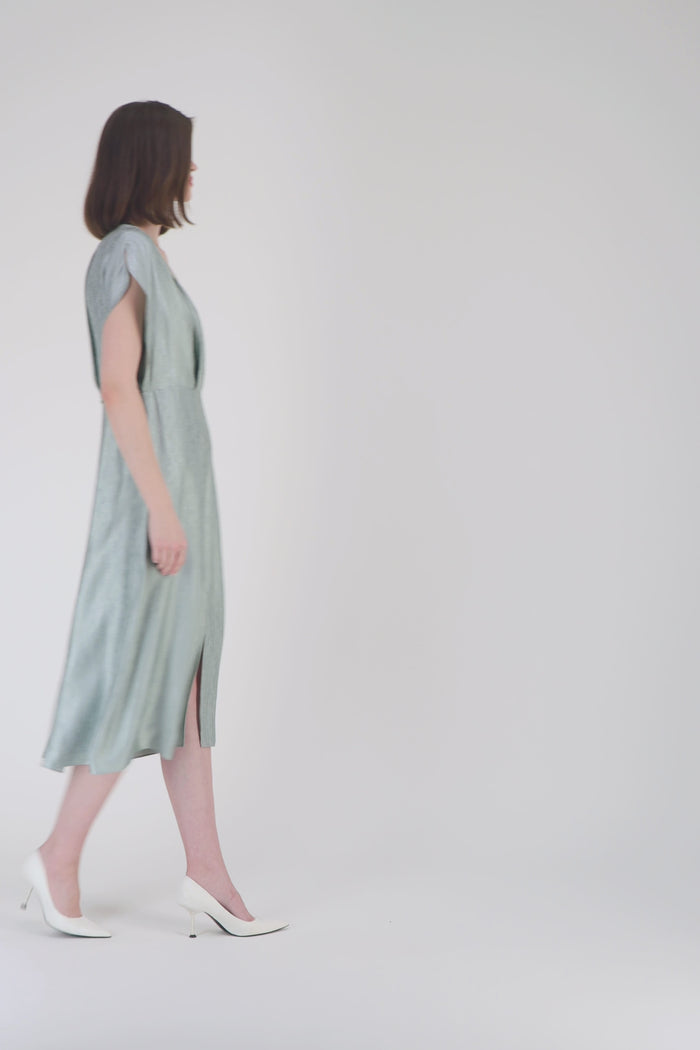 Robe longue sauge à texture brillante avec col V et taille ceinturée.