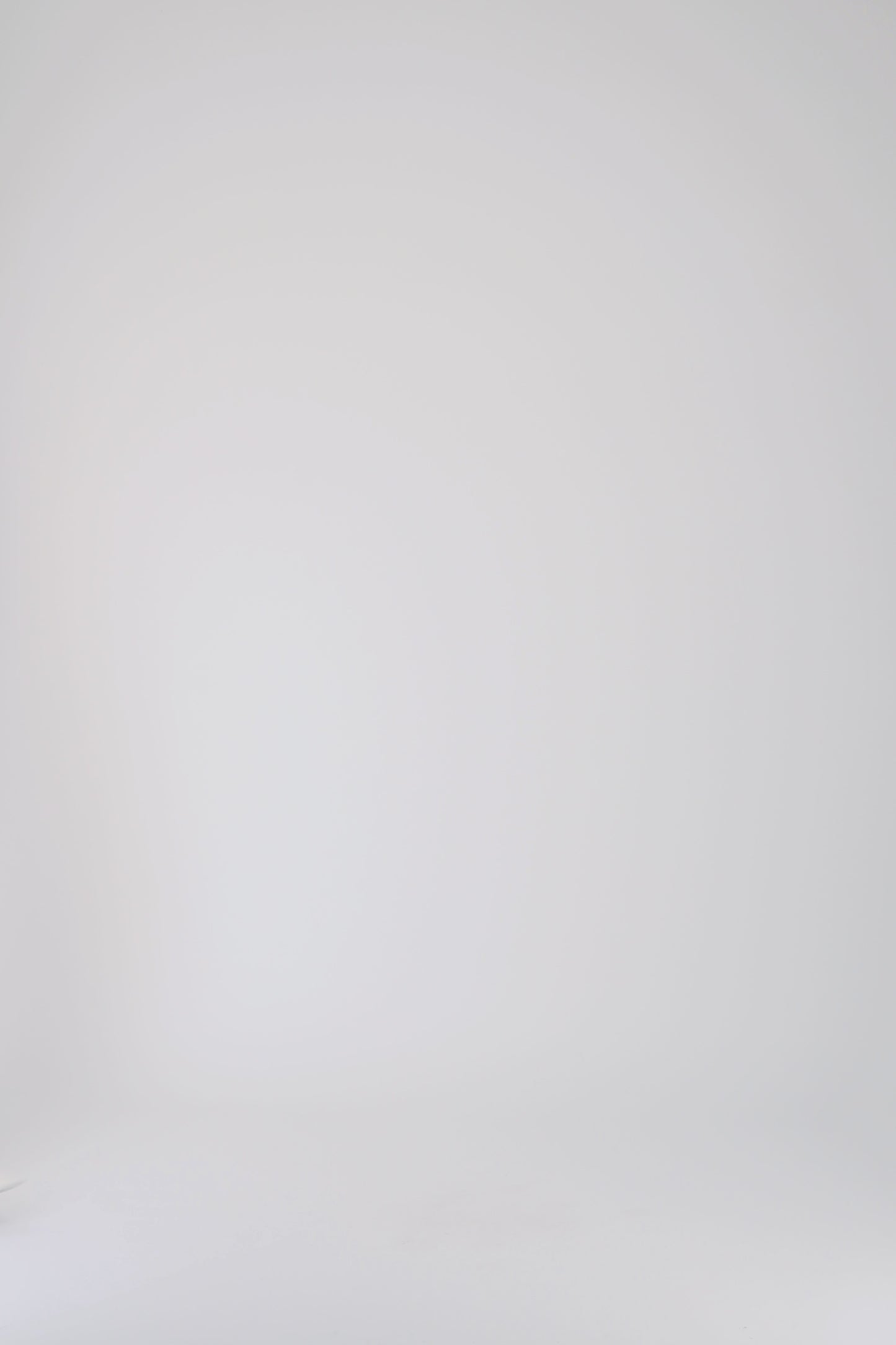 Cardigan droit marine en laine avec ligne allongée, col châle enveloppant et boutonnage simple centré.