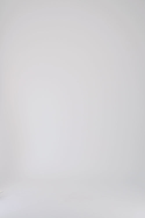 Cardigan droit marine en laine avec ligne allongée, col châle enveloppant et boutonnage simple centré.