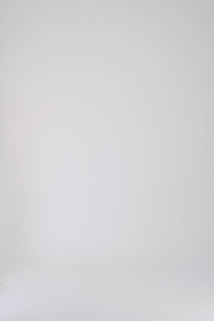 Cardigan droit marine en laine avec ligne allongée, col châle enveloppant et boutonnage simple centré.