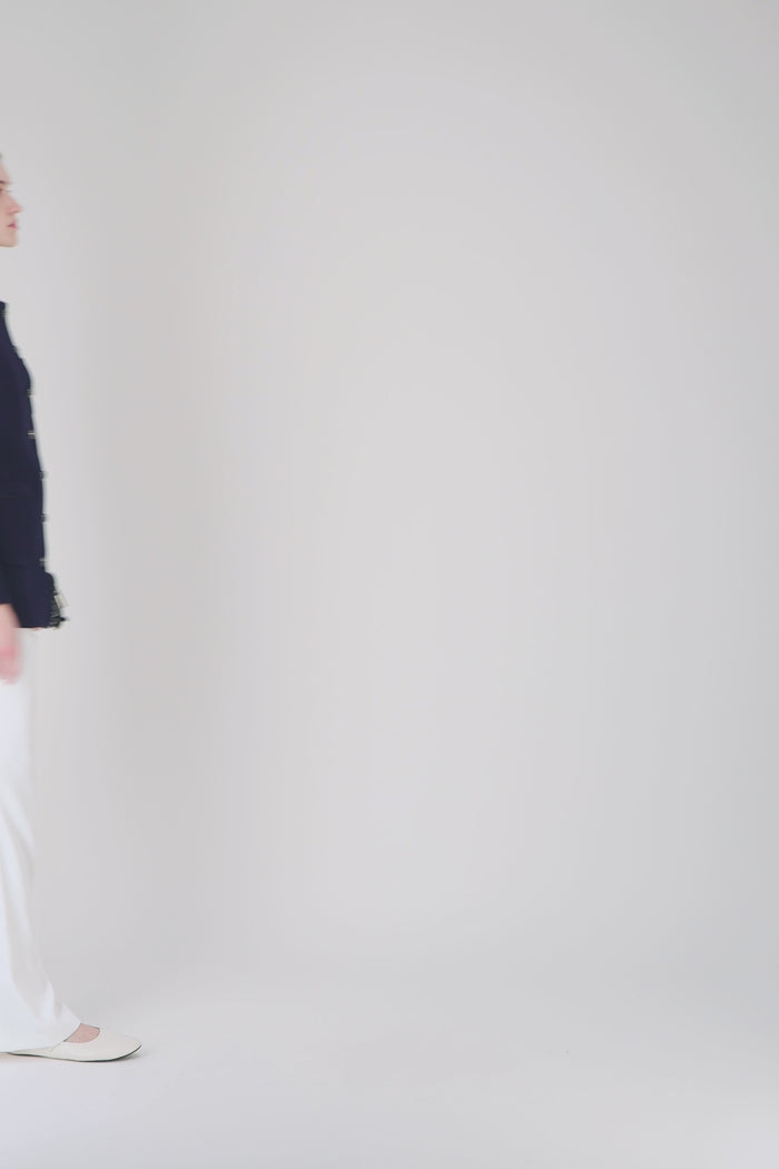 Veste élégante marine avec trois poches plaquées et finition liseré contrasté.
