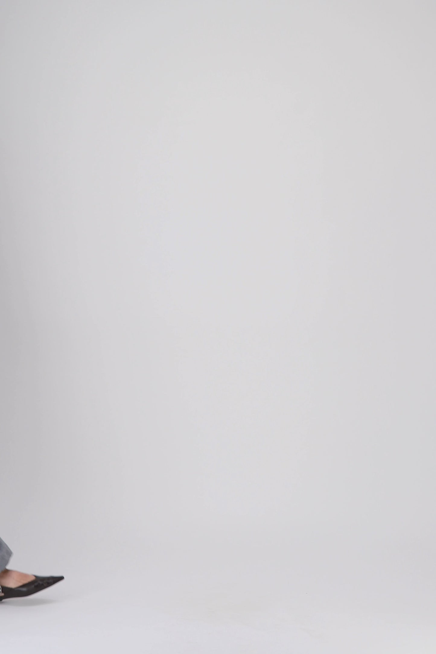 le pantalon droit gris moyen à taille ajustable.