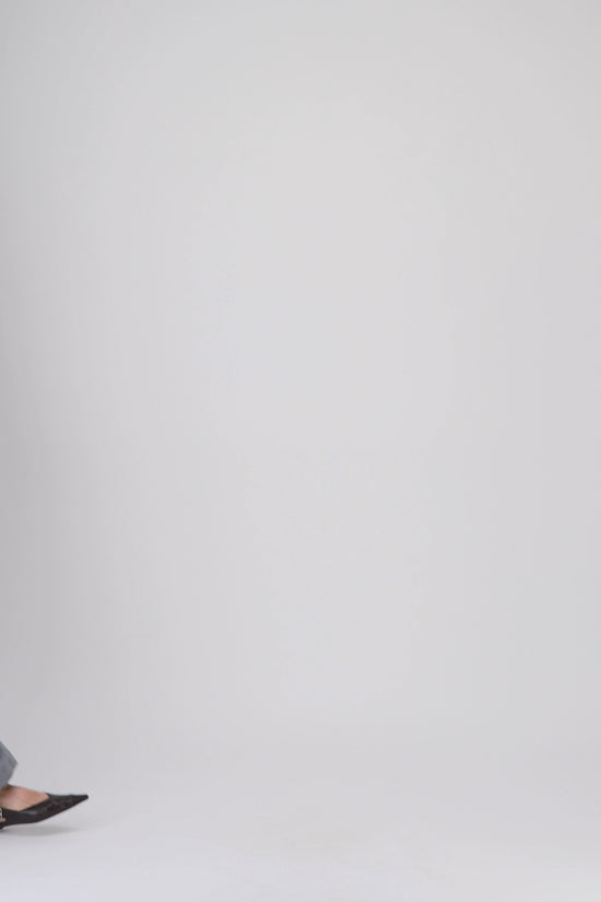 le pantalon droit gris moyen à taille ajustable.