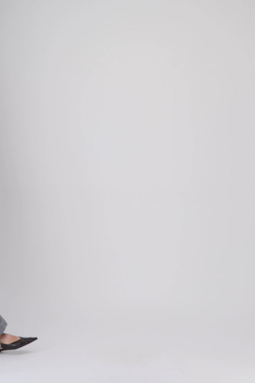 le pantalon droit gris moyen à taille ajustable.