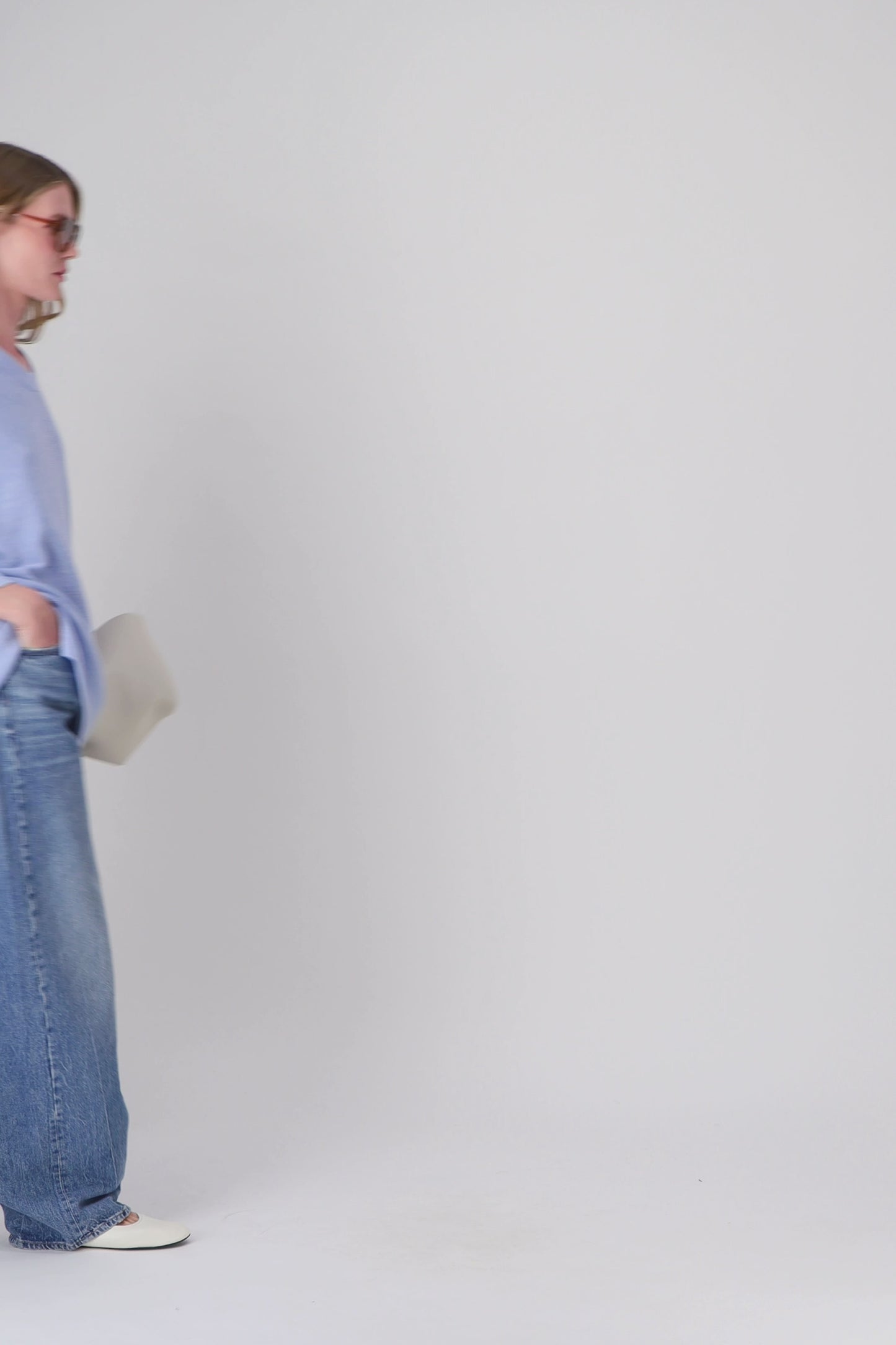 Pull femme en laine bleu subtil, coupe classique et légère.