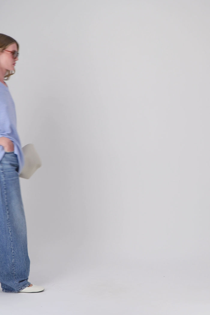 Pull femme en laine bleu subtil, coupe classique et légère.