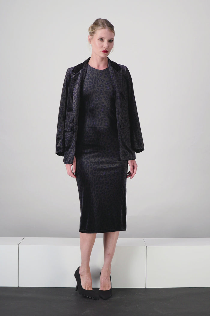 Détail du col tailleur et de l’imprimé léopard sur le blazer noir.