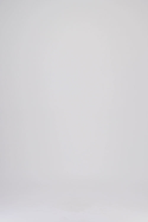 Ce manteau noir se distingue par sa coupe droite qui structure la silhouette avec élégance.
