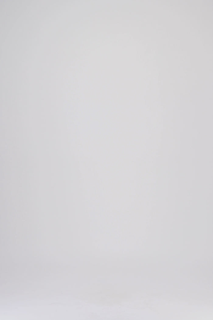 Ce manteau noir se distingue par sa coupe droite qui structure la silhouette avec élégance.