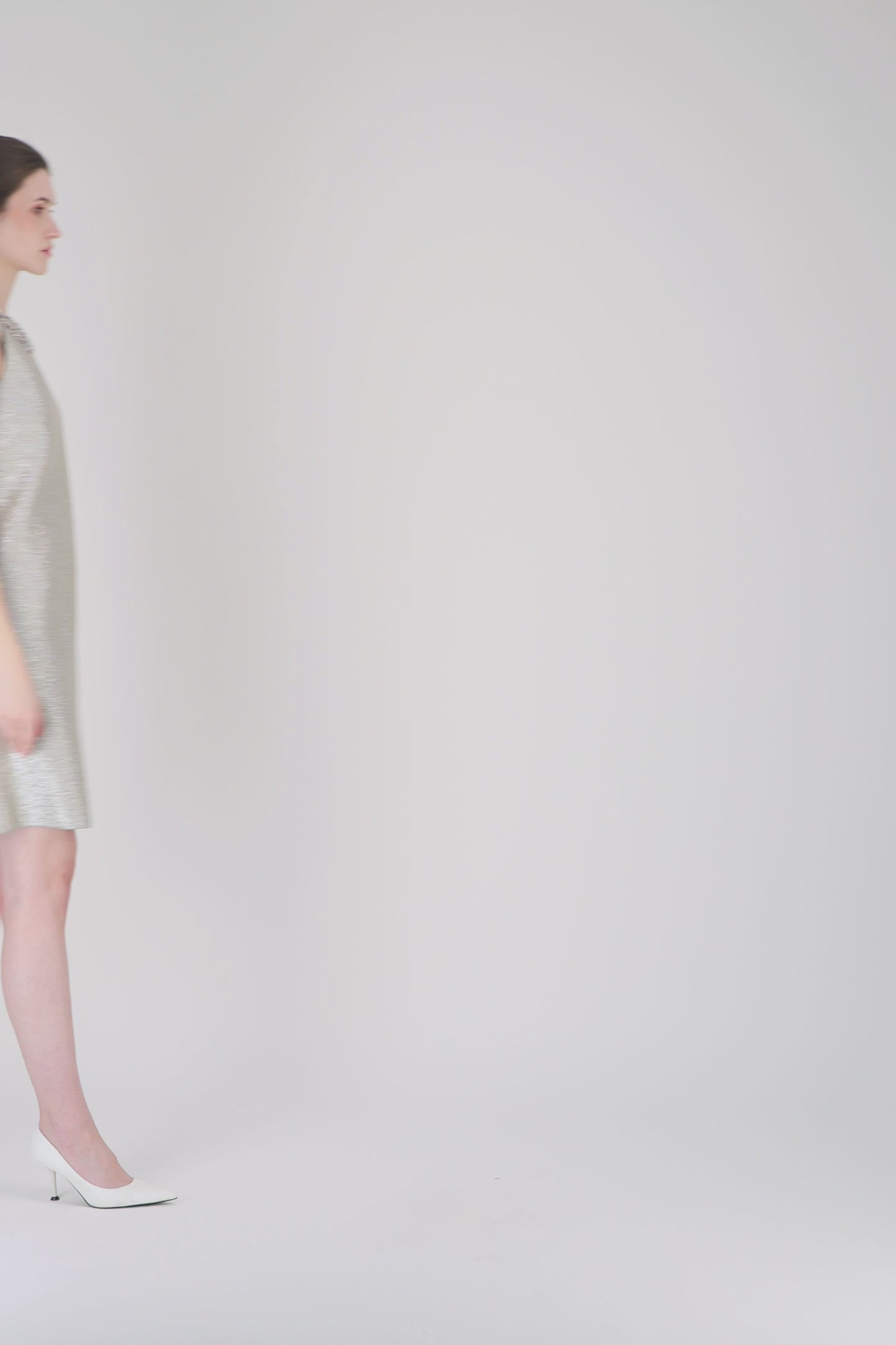 Texture du jersey lamé argent révélant un éclat subtil et une surface légèrement texturée.