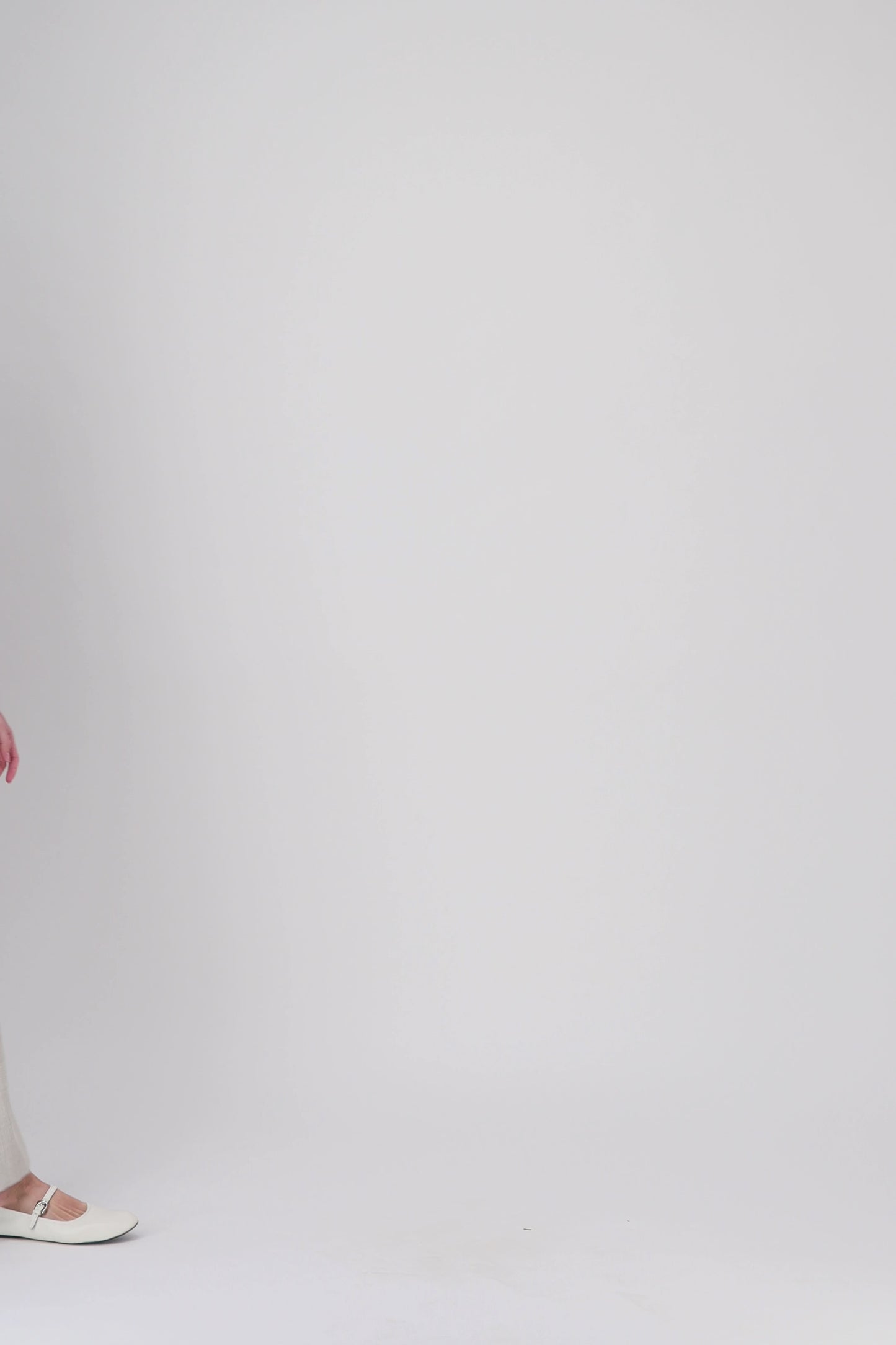 Cette robe courte en teinte beton joue sur les lignes classiques du col chemise et de la patte de boutonnage.